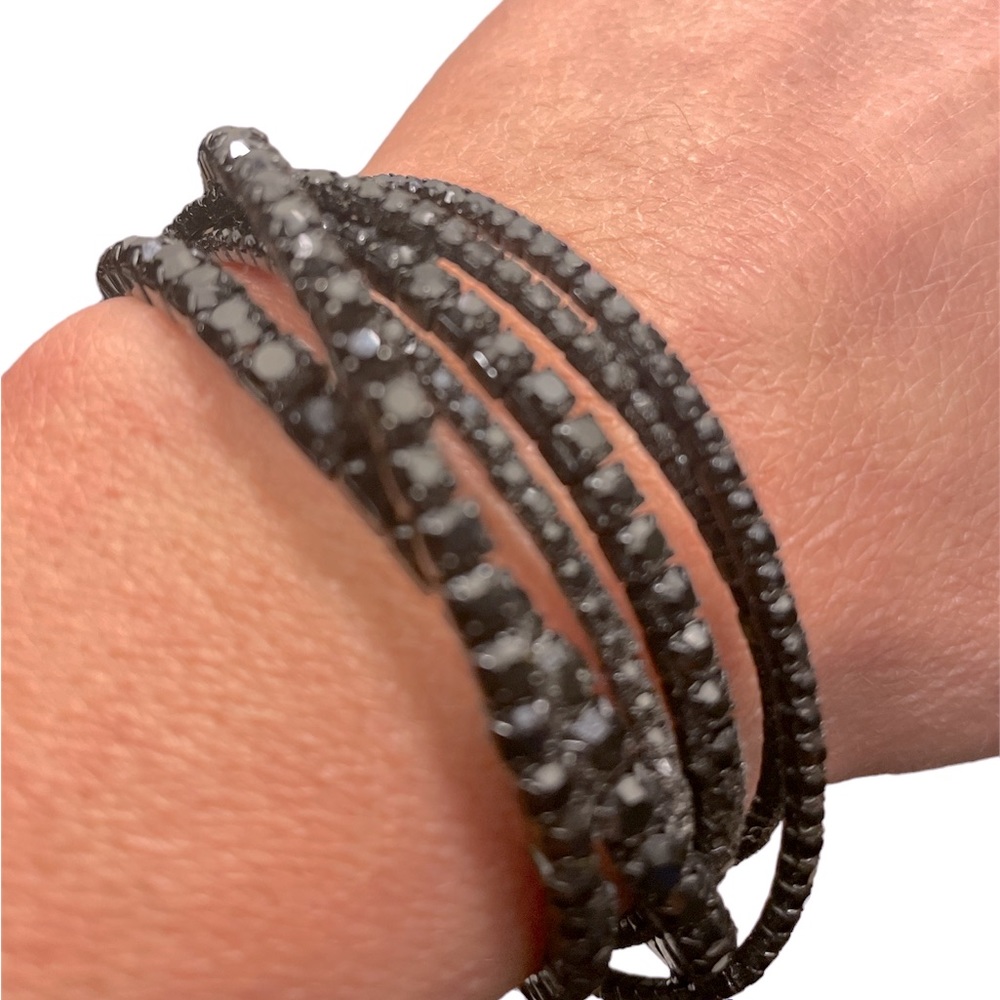 Bracelet and earrings matching set, black with a mate shine.